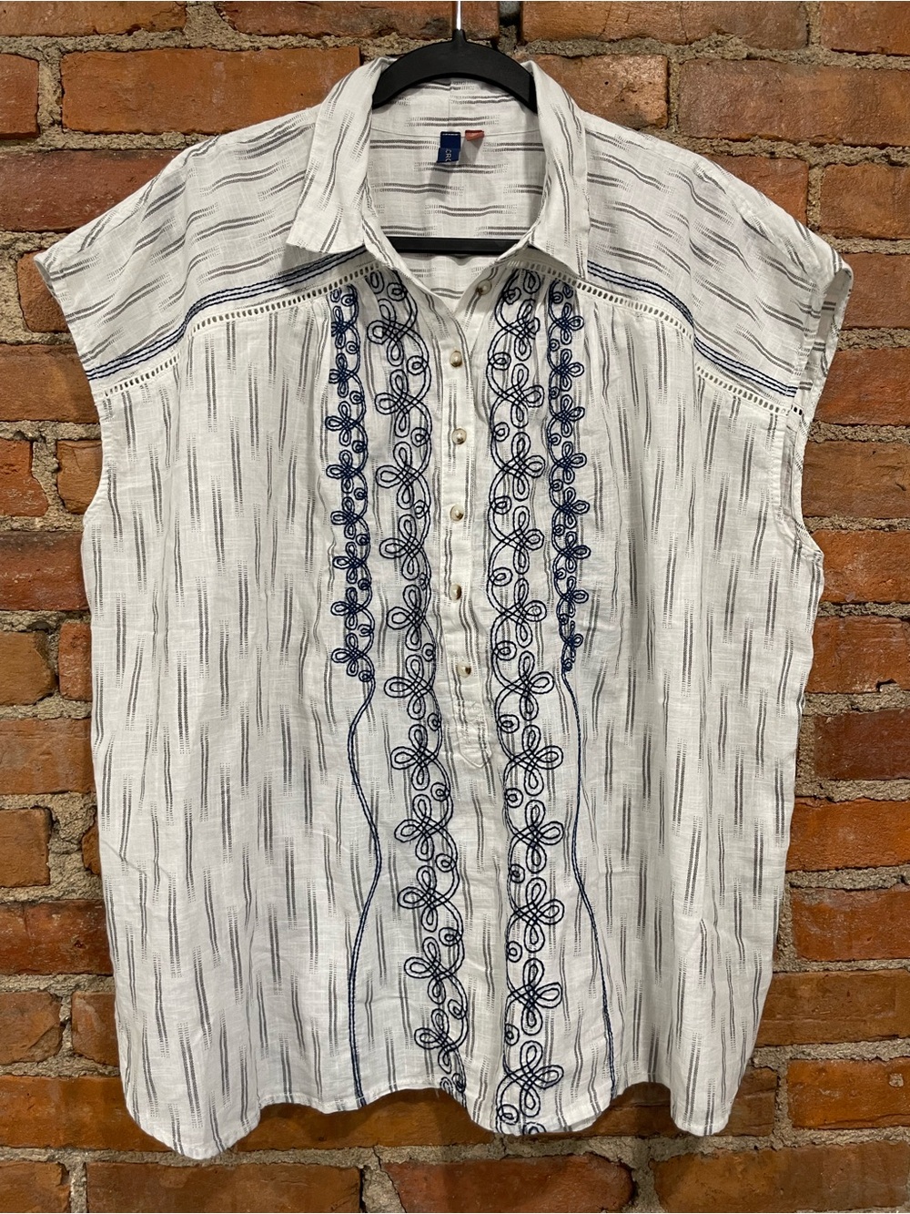 Anthropologie Pilcro White Top with Navy embroidery | Size L | EUC